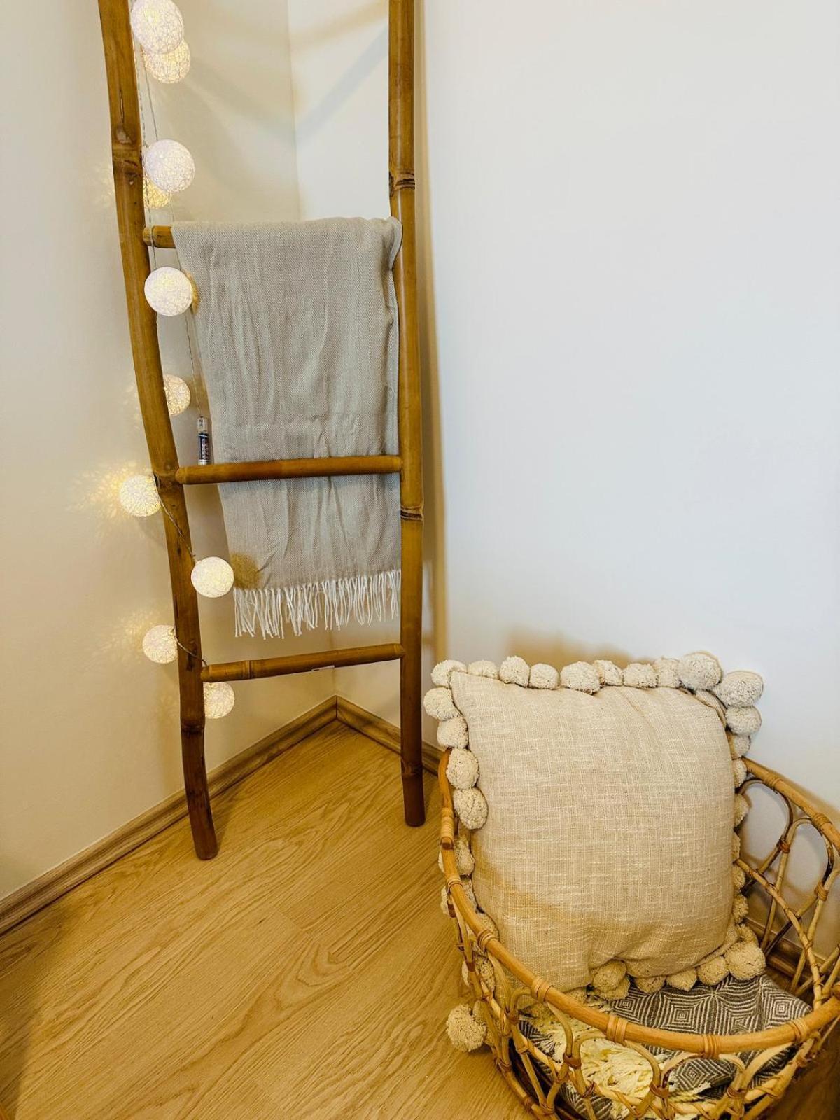 Cozy And Unique Apartment Near Train Station Братислава Экстерьер фото